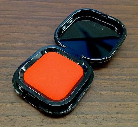 ちょっと開けにくいフタをパカっと開けたところ。