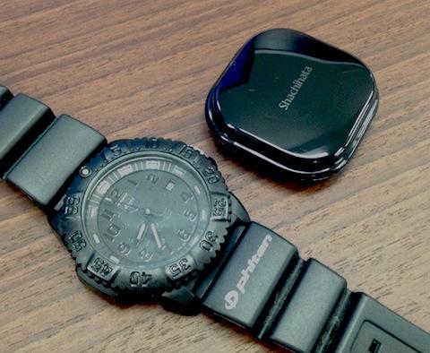 腕時計との比較、ほぼ同じくらいです。