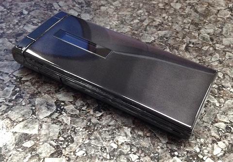 オモテ面は深いツヤと金属感のあるブラック仕上げ