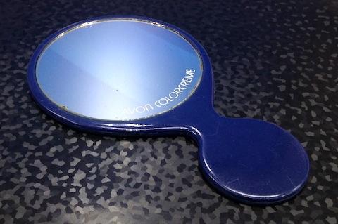 鏡に映っているのはMacのデスクトップです。。。