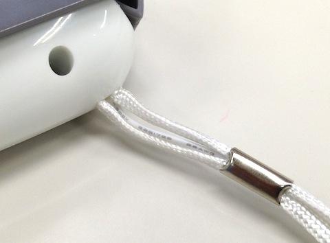 よく見るとストラップの間にもう一本コードが。。。