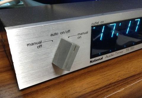 角張ったつまみはメッキかな?(未確認)