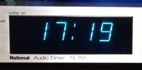 真っ暗な部屋では結構目立ちます。