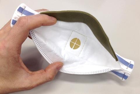 グレーの部分がスポンジになっていて、真ん中の孔の先に排気弁があります。