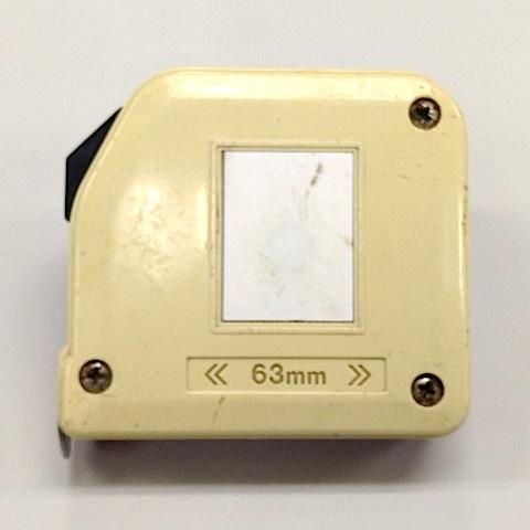 ウラ側はクリーム色で、中央の四角い部分は別機種のベルトフック用の孔隠しです^_^;