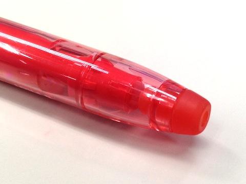 消したい時は、キャップの先端のラバーでこすります。