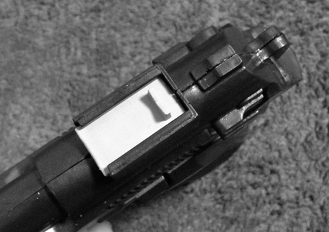 弾は上のスライドフタを開けて装填します。