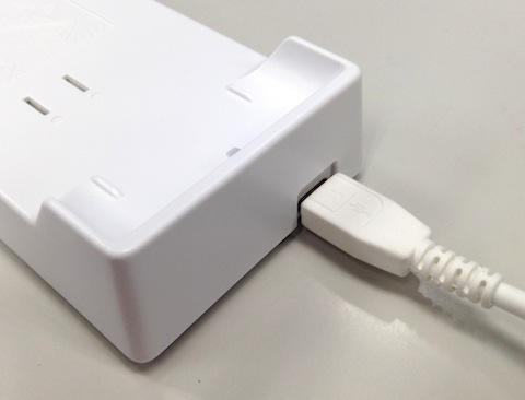 側面のMicroUSBポートにUSBケーブルをセットします。