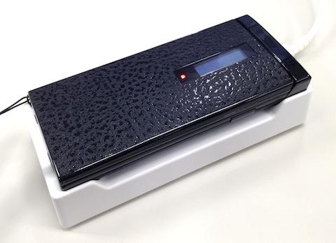 充電状態になると本体の赤ランプが点灯します。