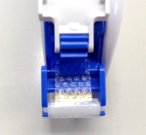 テープ面にドット状のノリが見えます。