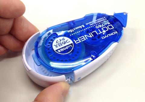 つまんで後ろに引いた状態です。