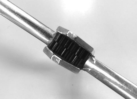 裏から見ると黒い歯車がチラリと見えます。。。