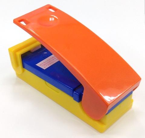 幅広のステープラーのような形です。