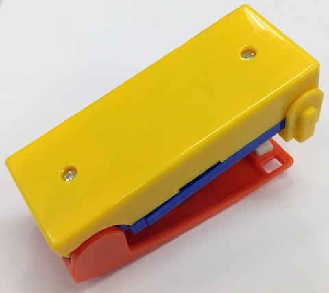 玩具のような色合いにしてチープさをカバーしています^_^;