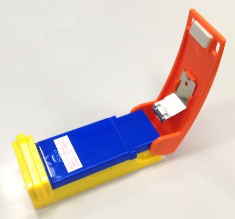 本体を開き、青い電池ボックスのカバーを外します。