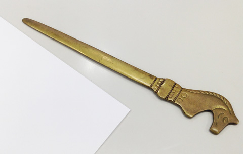 しっかりと折り目がついた紙で、