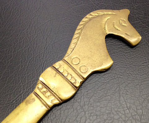 浅く彫られた模様の粗さが目立ちます。