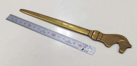 職場ではこの定規をペーパーナイフとして代用しています^_^;