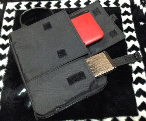 意外と広いポケット。赤いのは3DS LLです。