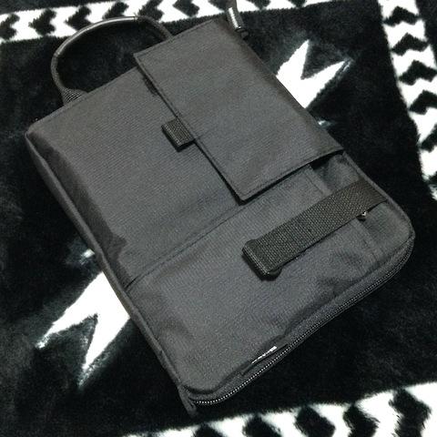 携帯電話が入っている方は4インチ程度のスマホも余裕で入りそうです。