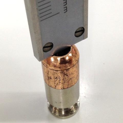 バーを差し込んで孔の深さを測ることができます。