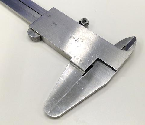 ウラ側にはシリアル番号が刻印されています。