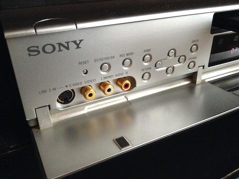 オーディオっぽさを感じさせるシルバーな仕上げは、さすがソニーといったところ?