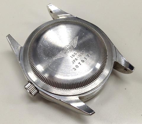 ウラ蓋はハメ込み式なので、回しても外せません。