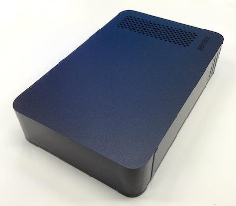 フラットでエッジが効いています。天面はシボ入りのマット仕上。