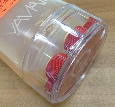 底部にスペアのスポンジキャップが格納されています。