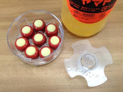 スペアのスポンジキャップ(左)とキャップオープナー(右下)