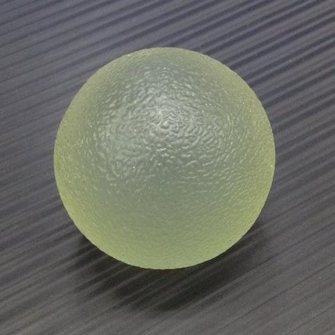 透明感のある淡いグリーンです。