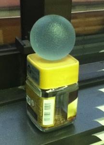 当時の写真、インスタントコーヒーの瓶の上が定位置でした。