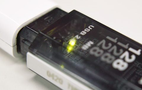 アクセスランプはグリーンというか黄緑色というか...