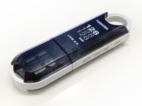 古さを感じさせる形状で、スケルトンが妙に懐かしい感じです。