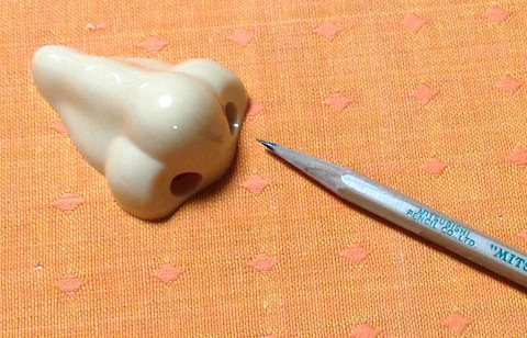 鉛筆を削れるのは左の鼻の穴になります。