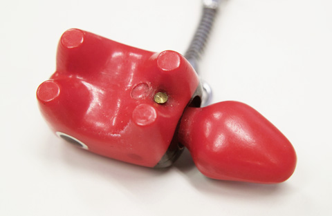 胸の部分に見える金属がギミックの軸となります。