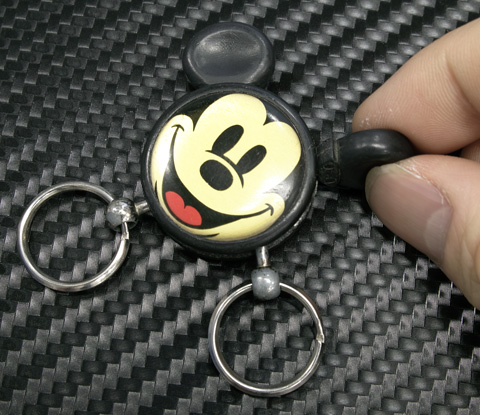 耳を引っ張りながら回すと、