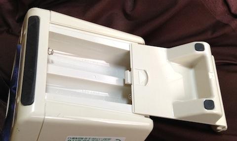 単二電池を4本入れられます。(勿論入れなくても良い)