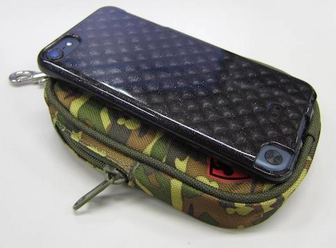 重ねてみるとiPod touchの方がちょっと長いくらい...