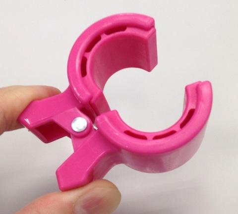 こんな感じで本体をつまんで、束ねたケーブルを挟むと、