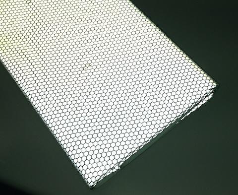 斜めから照らしてもしっかり戻ってきます。