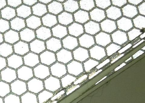 かなり明るく光りますが、ハニカム模様が邪魔かも。。。