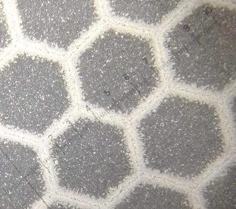 ハニカムのサイズは約4mmです。