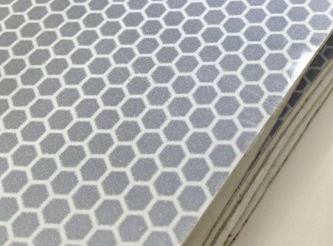 白ですが、ガラスビーズの都合でグレーに見えます。