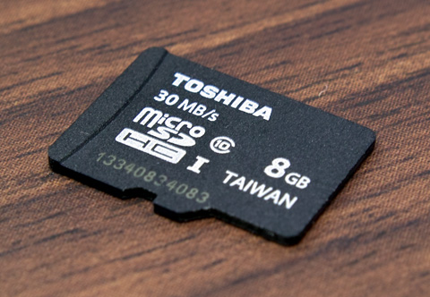 オモテは細かいシボが入った艶消し仕様です。TAIWANと表記されています。