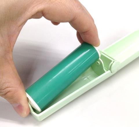 親指側に引きながら持ち上げると簡単に外れます。