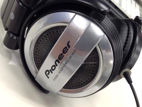 ちょっとアルミっぽい感じもするメッキ部