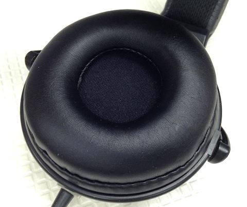 イヤーパッドは優しい肌触りのレザータイプ