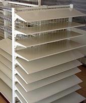 この棚板を支える両脇の部品です。